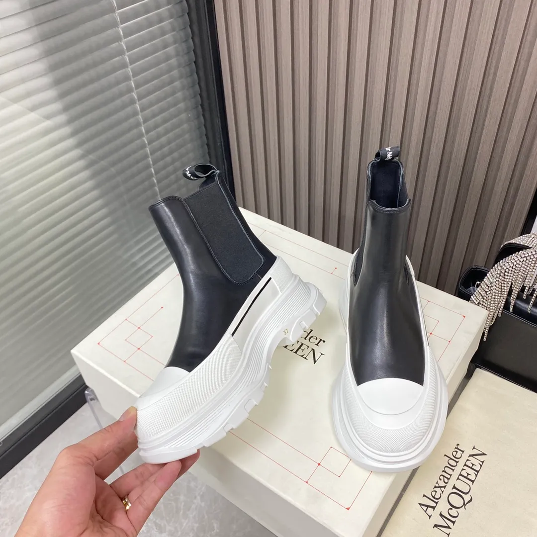 👟👟Ex-factory price 560👟👟 Women's shoe factory Alexander Mcqueen/McQueen 22 autumn and winter series Martin boots short boots, original development and the highest version. The style is simple and elegant. Another long-leg artifact. The height of the boot is just right. Highly recommended for small girls. Imported cowhide for the upper and imported sheepskin for the lining. T👟👟Ex-factory price U combination outsole Size: Women 35-40,